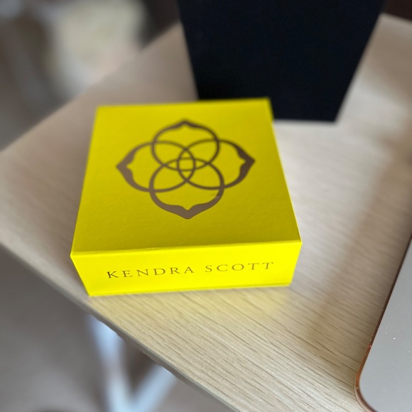 Kendra Scott Silver-Tone Link Necklace with Pearls - Picture 6 of 6